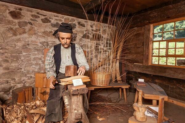 Korbflechter des Hansmeyerhof Heimatmuseum Buchenbach im Dreisamtal