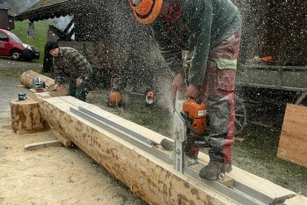 Kettensgen Arbeiten am Hansmeyerhof Heimatmuseum Buchenbach im Dreisamtal