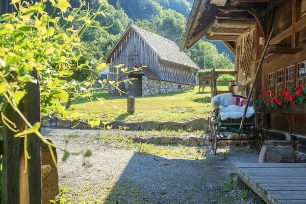 Alte Kutsche vor dem Gebude des Hansmeyerhof Heimatmuseum Buchenbach im Dreisamtal